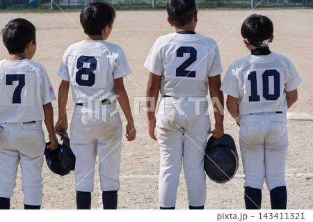 プロ野球選手を夢見て頑張っている野球少年 プロ野球選手を夢見て頑張っている野球少年 143411321