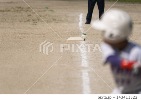 プロ野球選手を夢見て頑張っている野球少年 プロ野球選手を夢見て頑張っている野球少年 143411322