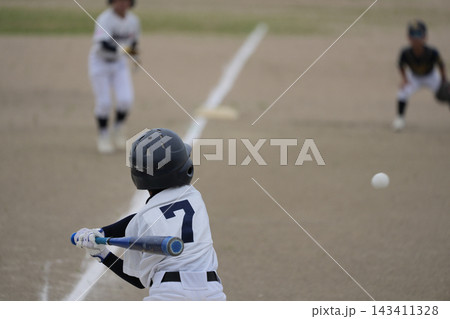 プロ野球選手を夢見て頑張っている野球少年 プロ野球選手を夢見て頑張っている野球少年 143411328