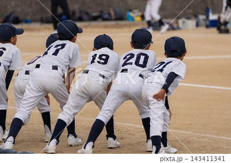 プロ野球選手を夢見て頑張っている野球少年 143411341