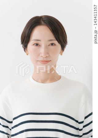 カジュアルなミドル女性のポートレート カジュアルなミドル女性のポートレート 143411357