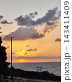 糸島市二見ヶ浦海岸の夕暮れ 143411409