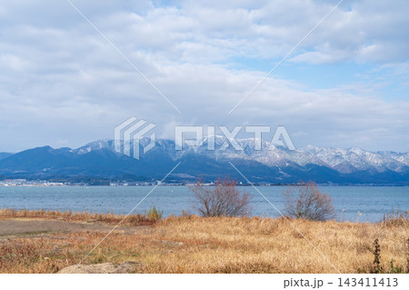 琵琶湖半から望む積雪の比叡山 143411413