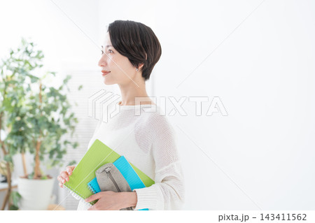 資格の勉強をする女性・リスキリング 資格の勉強をする女性・リスキリング 143411562