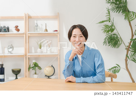 リビングで微笑む40代女性 143411747