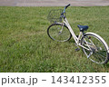 緑の芝生に置かれた白いかご付き自転車 143412355
