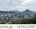 丸亀市のきれいな形の飯野山と住宅地の風景 143412400