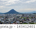 丸亀市のきれいな形の飯野山と住宅地の風景 143412401