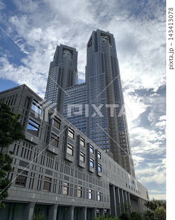 青空と雲にそびえる東京都庁舎、新宿の高層ビル群 青空と雲にそびえる東京都庁舎、新宿の高層ビル群 143413078