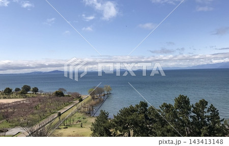 湖畔の公園と山並みを望む広大な水辺の風景 143413148