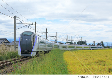 大糸線 初秋の安曇野を行く特急あずさ 大糸線 初秋の安曇野を行く特急あずさ 143413384