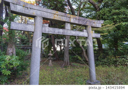 飛鳥山公園内にある兜稲荷社跡の古い石鳥居と石灯籠 143415894