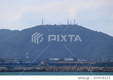 沖合から眺める徳島港 沖洲地区と眉山の風景(徳島県徳島市) 沖合から眺める徳島港 沖洲地区と眉山の風景(徳島県徳島市) 143416223