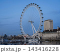 テムズ川沿いに聳える巨大観覧車ロンドン・アイと夕暮れの都市景観・ロンドン 143416228
