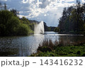 セント・ジェームズ・パークの池に上がる噴水と雲間から差し込む光・ロンドン 143416232