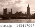 セピア調のロンドン国会議事堂とビッグベン・テムズ川の風景 143417097