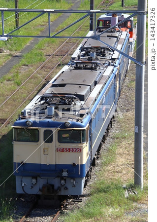 新鶴見機関区に留置中の電気機関車EF65+DE11(神奈川県川崎市幸区) 新鶴見機関区に留置中の電気機関車EF65+DE11(神奈川県川崎市幸区) 143417326