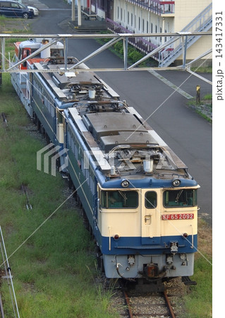 新鶴見機関区に留置中の電気機関車EF65+DE11(神奈川県川崎市幸区) 新鶴見機関区に留置中の電気機関車EF65+DE11(神奈川県川崎市幸区) 143417331