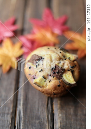 手作りのさつまいもマフィンと紅葉 秋のスイーツイメージ 手作りのさつまいもマフィンと紅葉 秋のスイーツイメージ 143417350