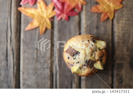 手作りのさつまいもマフィンと紅葉 秋のスイーツイメージ 手作りのさつまいもマフィンと紅葉 秋のスイーツイメージ 143417351