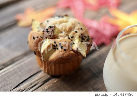 さつまいもマフィンとミルクコーヒー 秋のスイーツイメージ さつまいもマフィンとミルクコーヒー 秋のスイーツイメージ 143417450