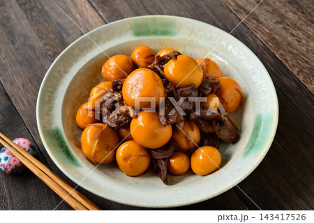 丸い和皿に盛られた鶏きんかんと鶏ハツの煮物 143417526