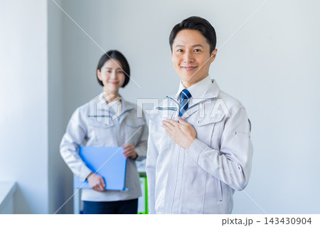 作業服のビジネスマン 作業服のビジネスマン 143430904