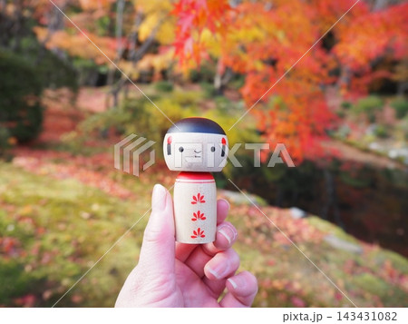 紅葉を背景にしたこけし 宮城県松島の秋 143431082