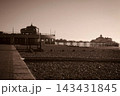 セピア調で捉えた火災前の貴重な姿・イーストボーン・ピアと海岸・イギリス 143431845