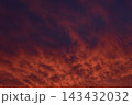 夕焼け色に染まる雲 143432032