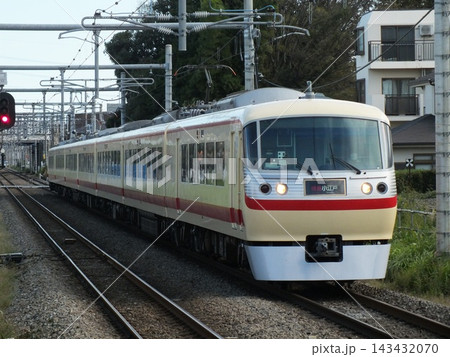 南大塚駅を通過する西武鉄道10000系10108編成「レッドアロークラシック」 143432070