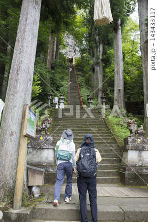 中之嶽神社 石段を登ろうとするハイカー 中之嶽神社 石段を登ろうとするハイカー 143433117