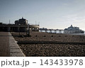 火災前の貴重な姿・イーストボーン・ピアと海岸の風景・イギリス 143433978