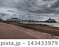 火災前の貴重な姿・曇り空のイーストボーン・ピアと海岸の風景・イギリス 143433979