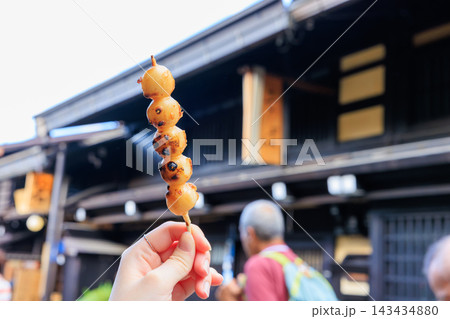 香ばしい醤油の香りが漂う飛騨高山名物のみたらし団子（食べ歩き） 143434880