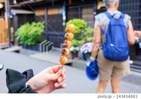 香ばしい醤油の香りが漂う飛騨高山名物のみたらし団子(食べ歩き) 香ばしい醤油の香りが漂う飛騨高山名物のみたらし団子(食べ歩き) 143434881