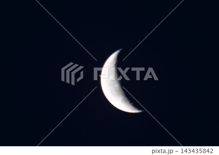 漆黒の夜空に浮かぶ細い月 漆黒の夜空に浮かぶ細い月 143435842