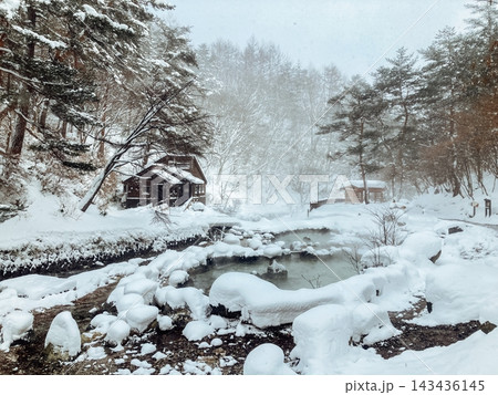 雪降る冬の草津温泉 西の河原公園の雪景色 143436145