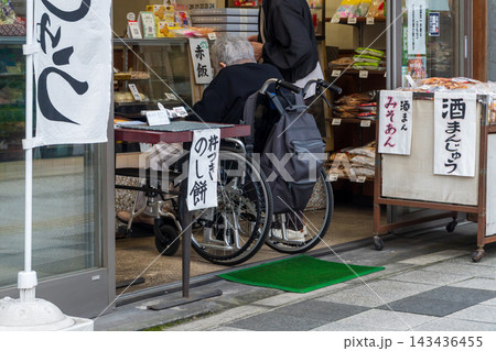 和菓子屋に来た車椅子の母と娘さん 和菓子屋に来た車椅子の母と娘さん 143436455