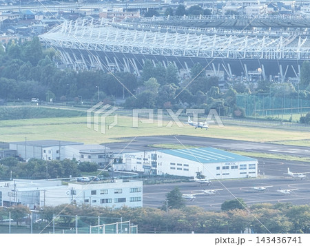 <空撮・調布>秋の調布飛行場に着陸する飛行機 <空撮・調布>秋の調布飛行場に着陸する飛行機 143436741