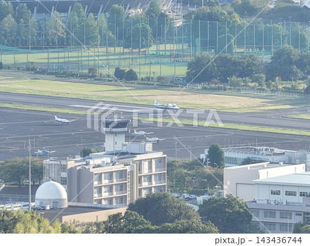 <空撮・調布>秋の調布飛行場に着陸する飛行機 <空撮・調布>秋の調布飛行場に着陸する飛行機 143436744