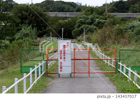 通行止めと立入禁止のバリケードが設置された遊歩道 通行止めと立入禁止のバリケードが設置された遊歩道 143437017