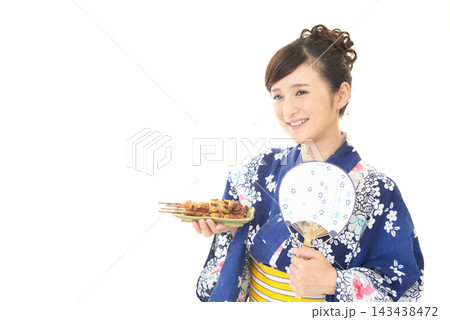 やきとりを持つ浴衣姿の女性 143438472