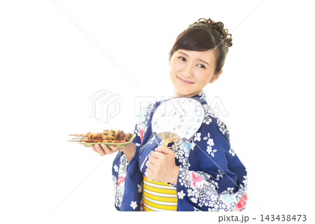 やきとりを持つ浴衣姿の女性 やきとりを持つ浴衣姿の女性 143438473