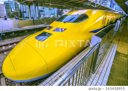 日本の横浜都市景観新横浜駅に到着したドクターイエロー(先頭車両)。熱海駅や小田原駅ではありません 143438953