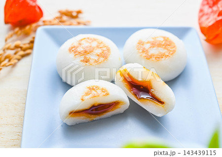 みたらし餡が入った和菓子 みたらし餡が入った和菓子 143439115