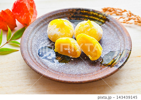 ほっこり美味しい 芋あんころ餅 143439145
