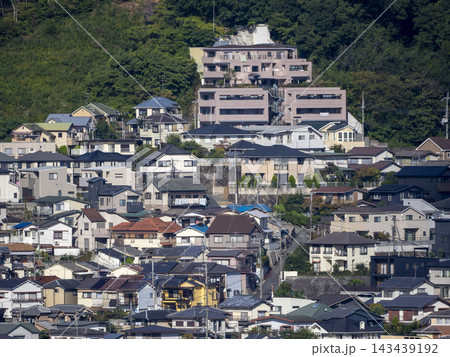 山の急斜面に造成された住宅地 山の急斜面に造成された住宅地 143439192