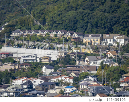 山の急斜面に造成された住宅地 山の急斜面に造成された住宅地 143439193