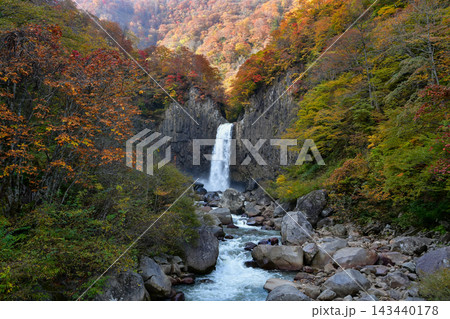 紅葉に彩られた苗名滝と渓流 紅葉に彩られた苗名滝と渓流 143440178